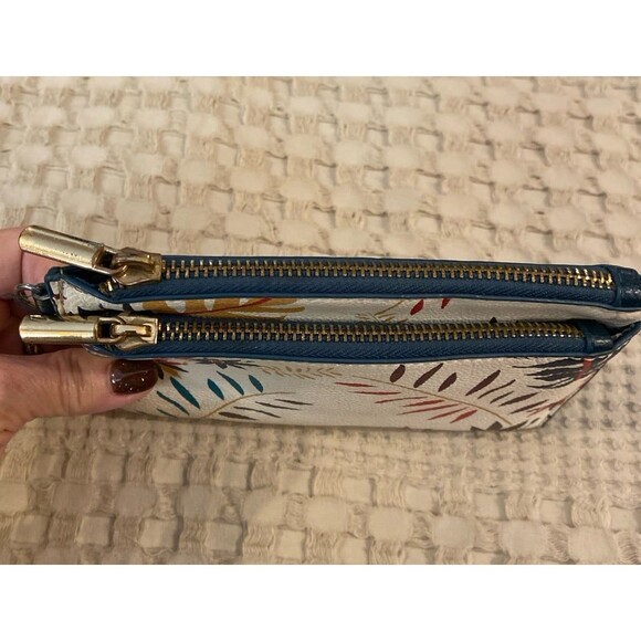 A New Day Wallet Bag Purse 2 Zipper Compartments Floral Design 3 CC Slots ?New - Picture 3 of 8